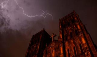 摄影师拍到红色闪电